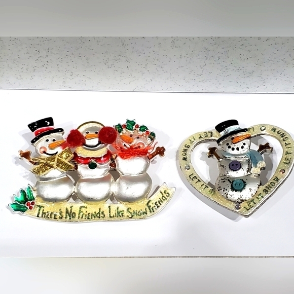 VINTAGE AJMC SNOWMAN BROOCHES SET OF 2 FRIENDS HOLIDAY WINTER - Picture 1 of 8